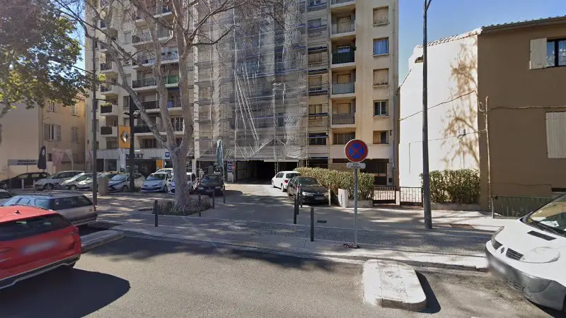 Vue de la rue devant Renault / Dacia - Garage de la Rocade, Marseille