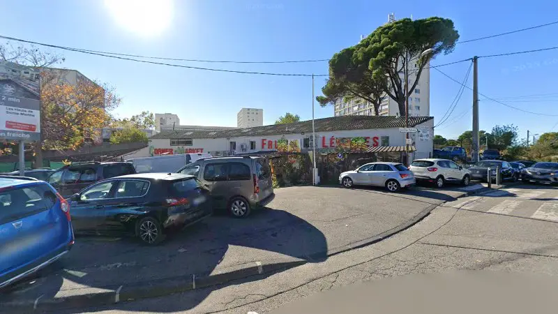Vue de la rue devant DILIGENCE CARS, Marseille