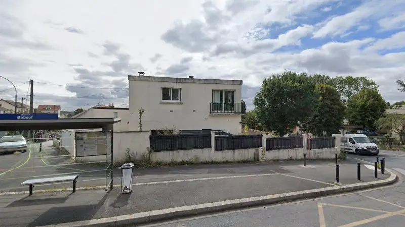 Vue de la rue devant Eurorepar Garage Du Parc Montreau, Montreuil