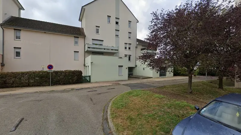 Vue de la rue devant ZAKARIA KERMICHE, Saint-Rémy