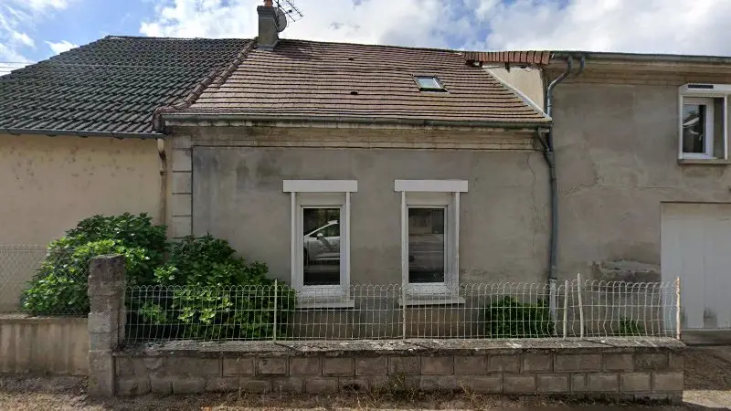 Vue de la rue devant Sabla Bir-El-Djir, Varennes-sur-Allier