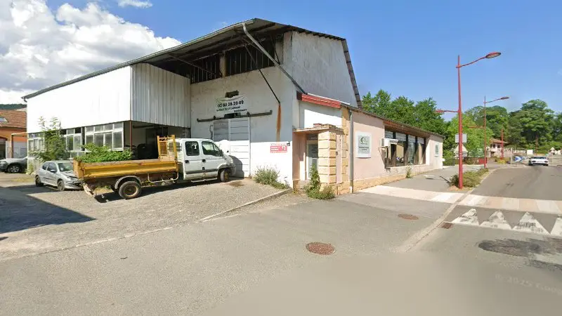 Vue de la rue devant Garage de la lainiere, Giromagny