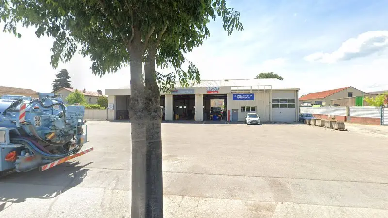 Vue de la rue devant AZUR TRUCKS DISTRIBUTION & RÉPARATION - Bagnols-sur-Cèze, Bagnols-sur-Cèze
