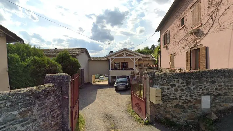 Vue de la rue devant Atelier Du Team, Sourcieux-les-Mines
