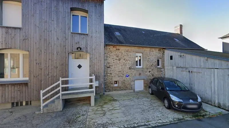 Vue de la rue devant Carrosserie AD, Saint-Quentin-sur-le-Homme