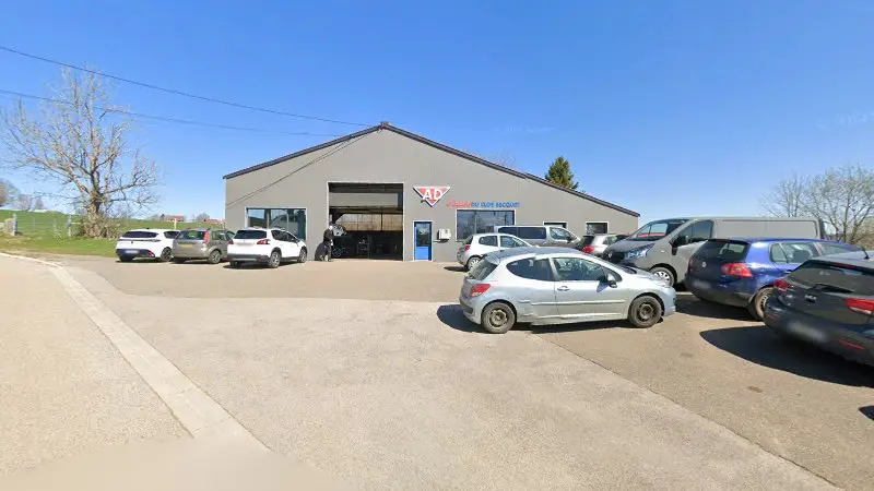 Vue de la rue devant Garage AD DU CLOS BECQUET, Le Bélieu