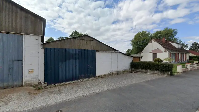 Vue de la rue devant Garage Benjamin, Fontaine-au-Bois