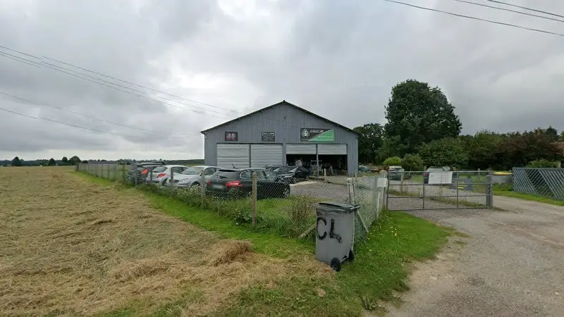 Vue de la rue devant BMK Automobile, Flancourt-Crescy-en-Roumois