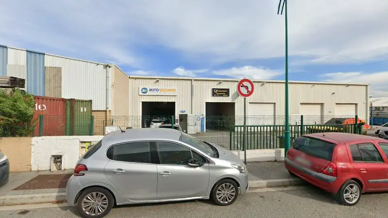 Vue de la rue devant AS Autosécurité Contrôle Technique LE MUY ZA FERRIERES, Le Muy