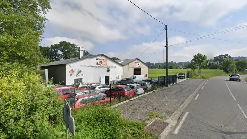 Vue de la rue devant Sablage Tôlerie Peinture, Buros