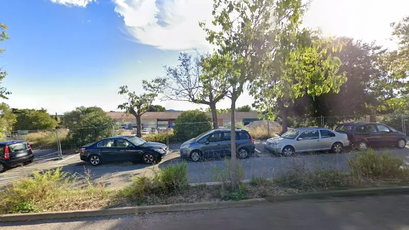 Vue de la rue devant GARAGE LAK AUTOMOBILE, Ollioules