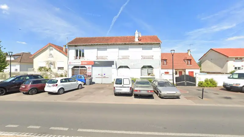 Vue de la rue devant Garage du Couceaux, Le Coudray-Montceaux