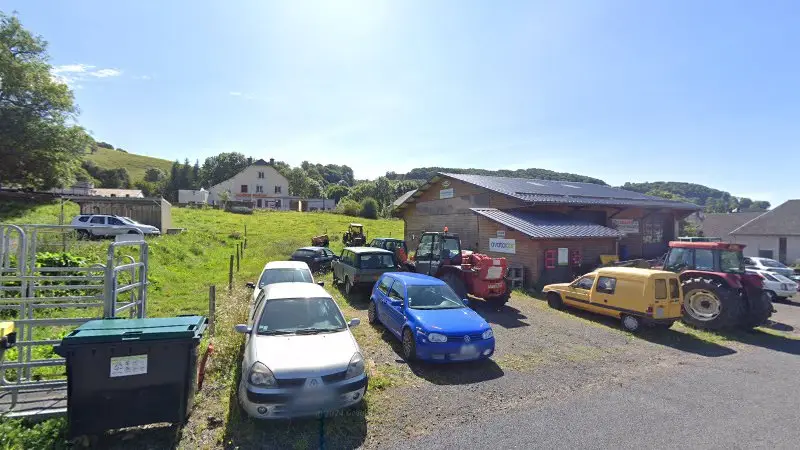 Vue de la rue devant Garage Avatacar Egliseneuve D'Entraigues, Égliseneuve-d'Entraigues