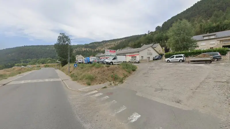 Vue de la rue devant GARAGE LIONEL CHAPTAL, Saint-Bauzile