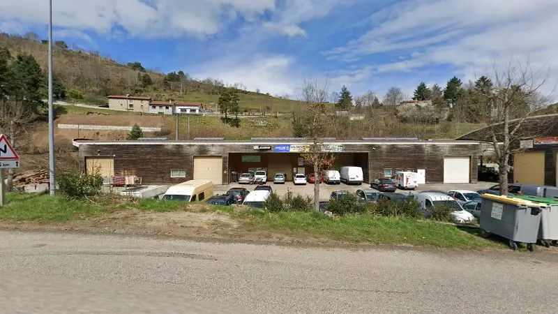 Vue de la rue devant Garage Saint-Sauveur/Mathieu Sauvignet, Saint-Sauveur-en-Rue