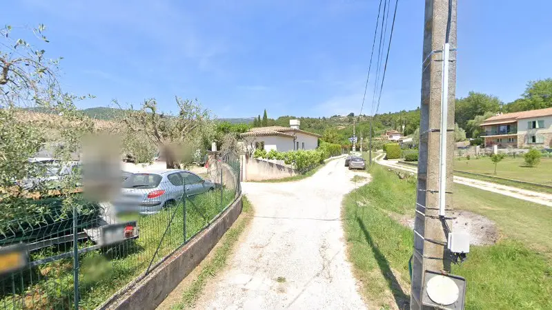 Vue de la rue devant Carrosserie du Clermont, Châteauneuf-Grasse