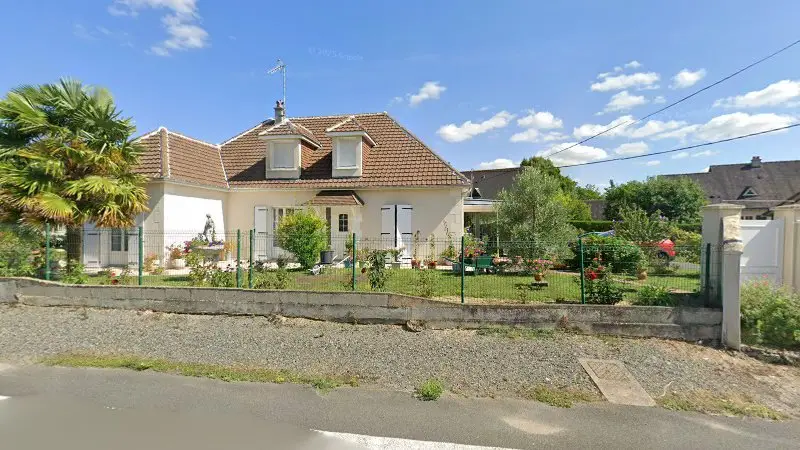 Vue de la rue devant Sellerie Auto Pasquier, Veigné