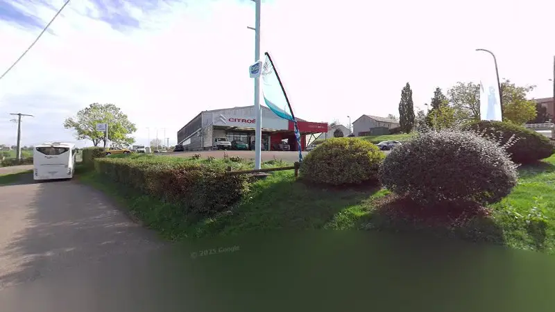 Vue de la rue devant Garage Du Brionnais - Citroën, Saint-Christophe-en-Brionnais