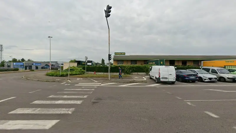 Vue de la rue devant René Entretien Réparation, Illzach
