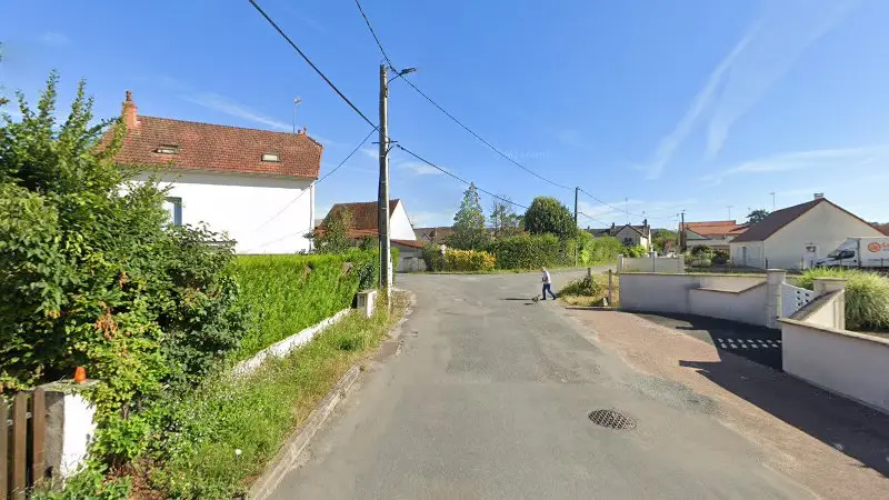 Vue de la rue devant Rue des fromentaux, Saint-Amand-Montrond