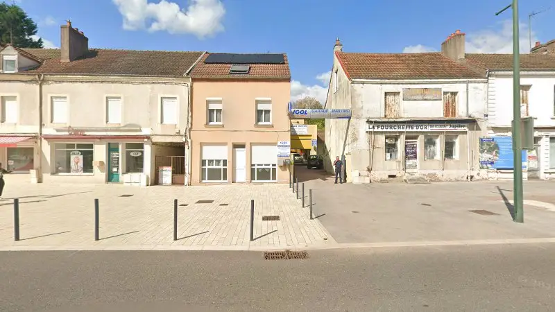 Vue de la rue devant Garage Martino, Le Creusot