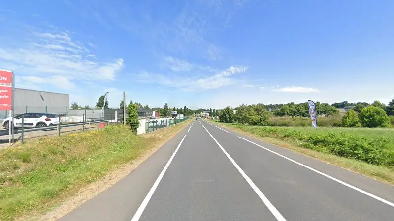 Vue de la rue devant Carrosserie Mayenne Garage Lebreton, Mayenne