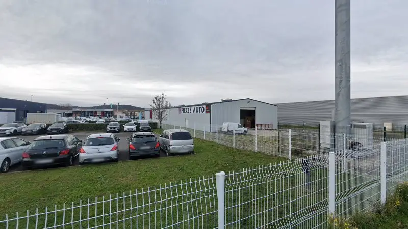 Vue de la rue devant Alternative Autoparts, Pamiers