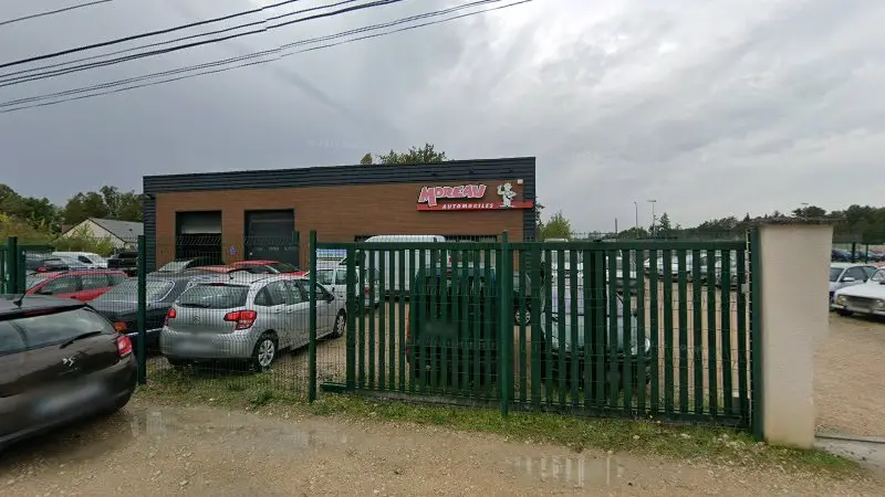 Vue de la rue devant Moreau Automobiles, Pruniers-en-Sologne