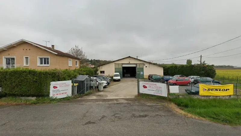 Vue de la rue devant Carrosserie de l'Ozon, Saint-Symphorien-d'Ozon