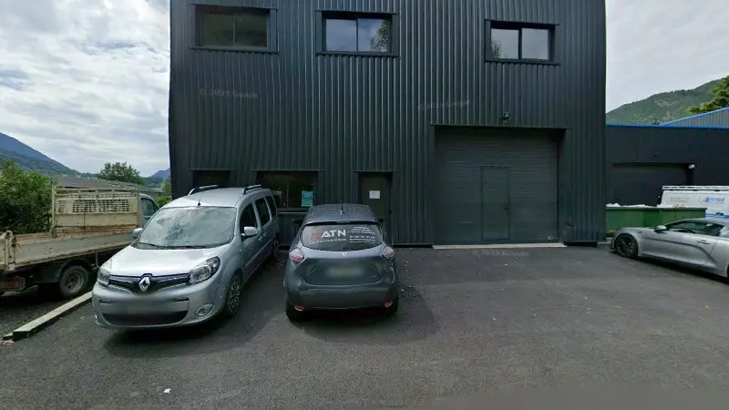Vue de la rue devant ATN Carrosserie, Saint-Ferréol