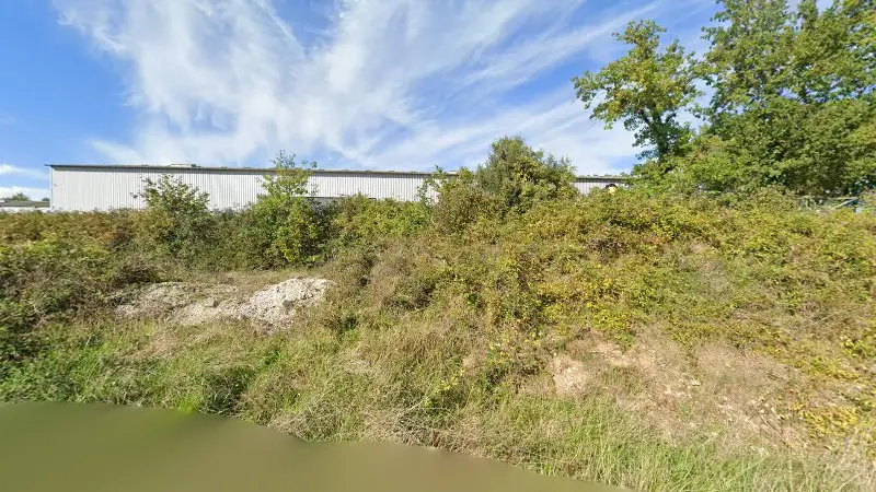 Vue de la rue devant Garage MTS, Asnières-sur-Nouère