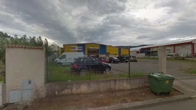 Vue de la rue devant Carrosserie 91, Penta-di-Casinca