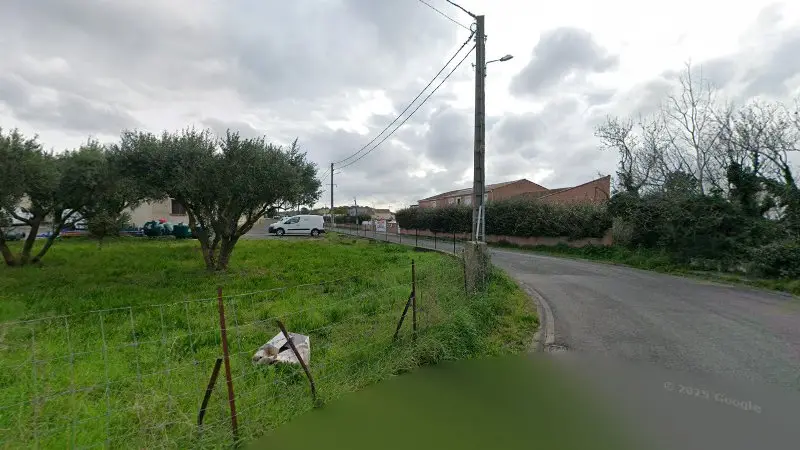 Vue de la rue devant Blandinières Carrosserie, Saint-Thibéry