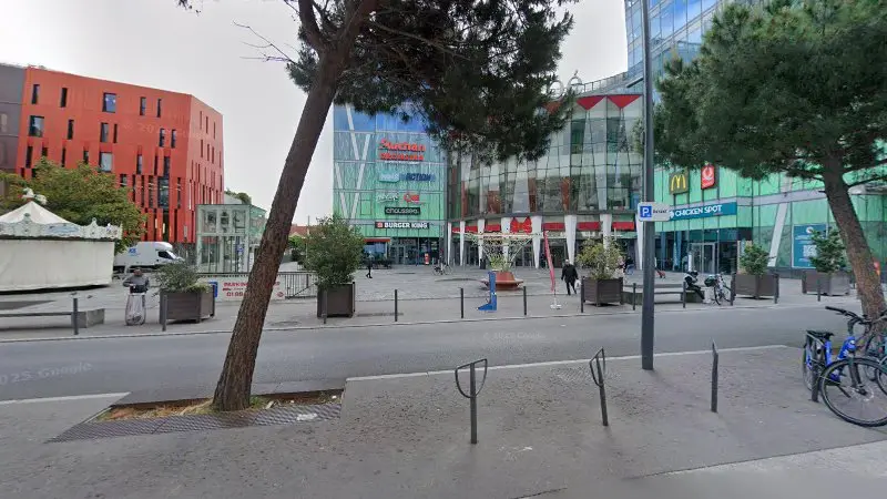 Vue de la rue devant Station de réparation des vélos, Le Kremlin-Bicêtre