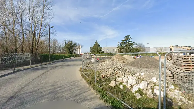 Vue de la rue devant REPROGRAMMATION ETHANOL (E85) / FAP / EGR / ADBLUE / AGRICULTURE / POIDS LOURDS - REPROGRAMMEZVOTREVOITURE.FR, Muret
