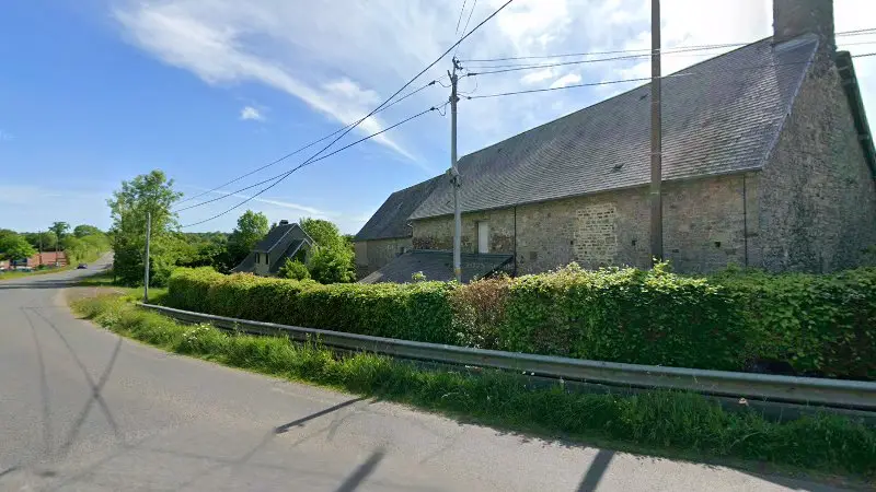 Vue de la rue devant TOP CARROSSERIE - GARAGE JAMET, Souleuvre en Bocage