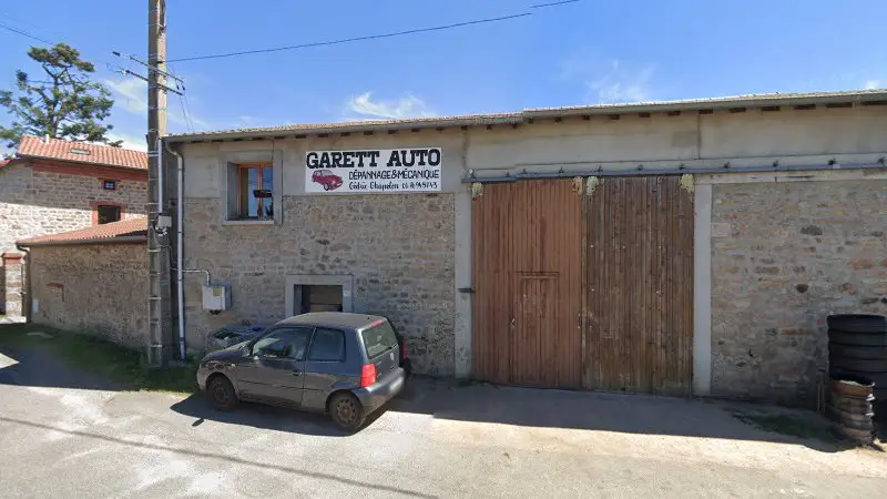 Vue de la rue devant Garett Auto Dépannage & Mécanique, Chambles
