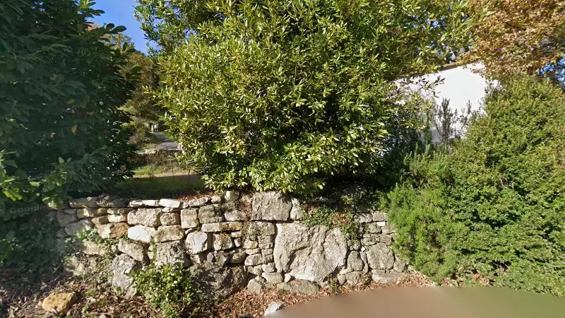 Vue de la rue devant Atelier des vieilles soupapes, Taussac-la-Billière
