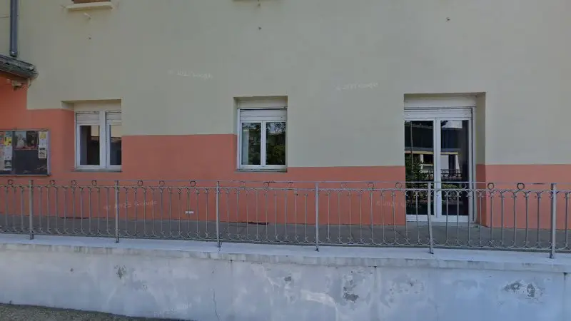 Vue de la rue devant CB autos de la gare, Gagnières