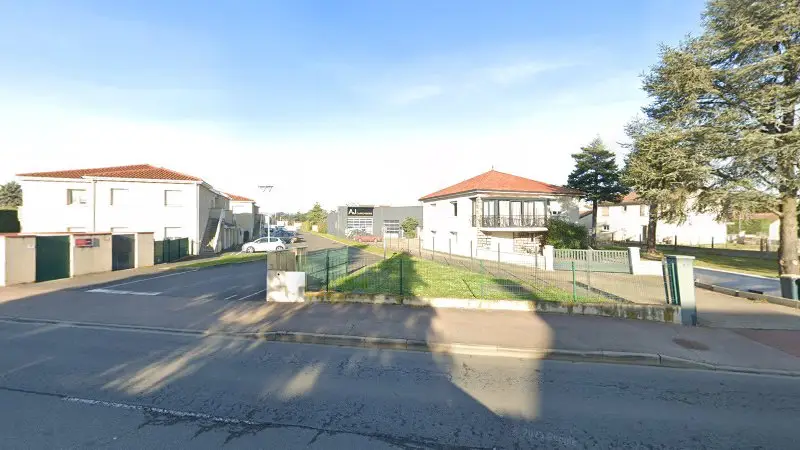 Vue de la rue devant AJ CARROSSERIE, Veauche