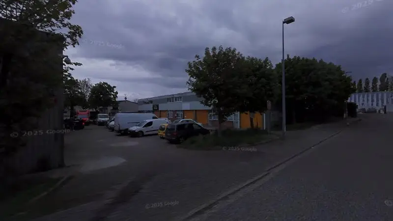 Vue de la rue devant MC CARS, Les Essarts-le-Roi
