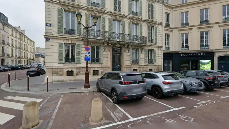 Vue de la rue devant MOTORIA - YVELINES, Versailles