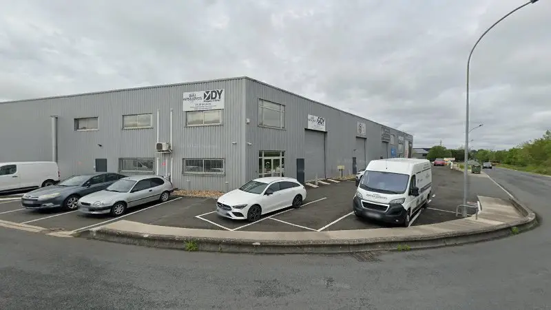 Vue de la rue devant Quali Parts & Services, Yvrac