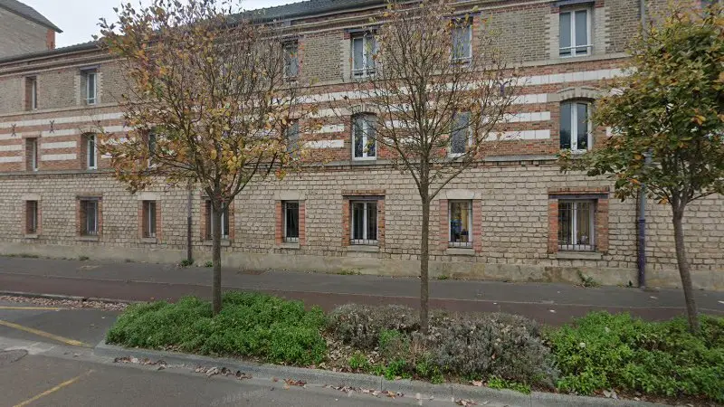 Vue de la rue devant TISALU PNEU, Châlons-en-Champagne