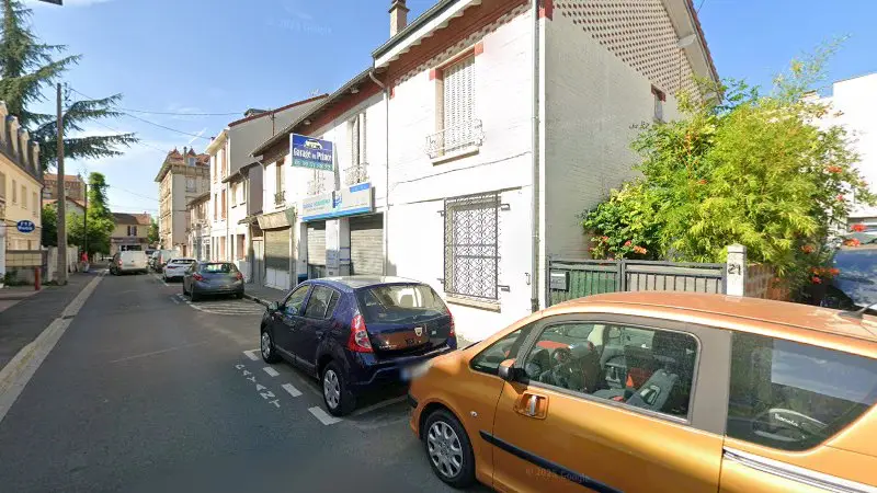 Vue de la rue devant Garage du Prince, Sartrouville