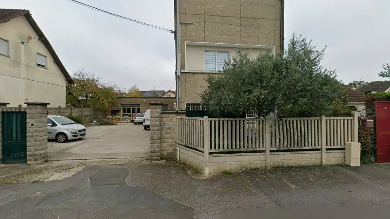 Vue de la rue devant R.P.A Rodrigues Pièces Autos, Champigny-sur-Marne