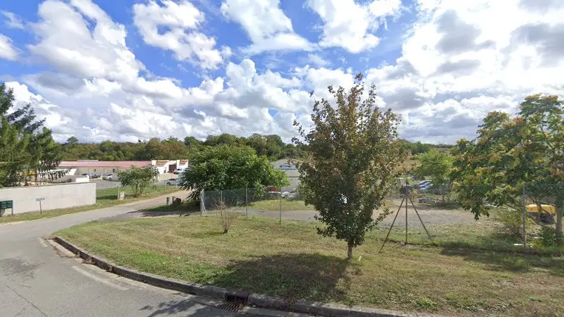 Vue de la rue devant Carrosserie Benjamin Quéreux, Saint-Georges-lès-Baillargeaux