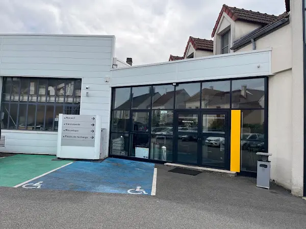 Photo publiée sur la fiche Google de RENAULT - Garage Saint Nicolas, Neauphle-le-Château