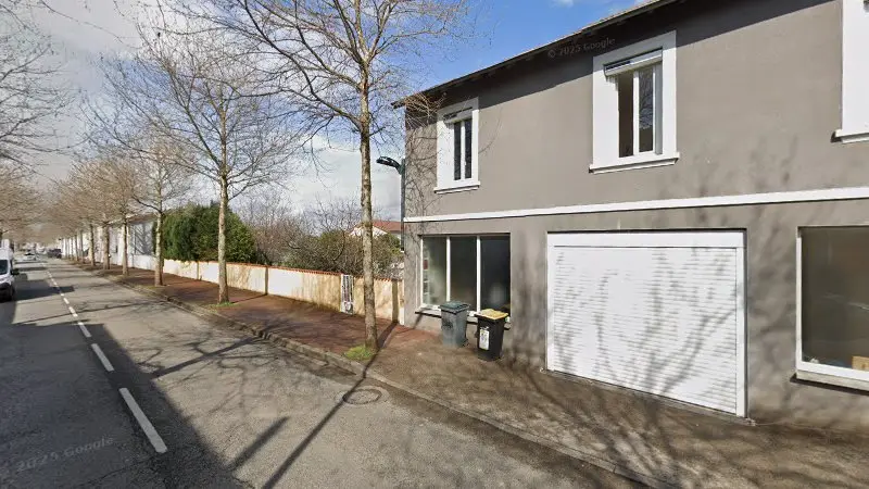 Vue de la rue devant Garage A.D.A., Andrézieux-Bouthéon