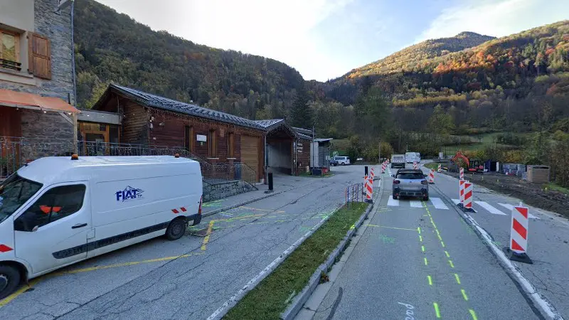 Vue de la rue devant Garage Guithon Sarl, Le Freney-d'Oisans